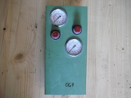 ZESTAW MANOMETRÓW Z OBUDOWĄ