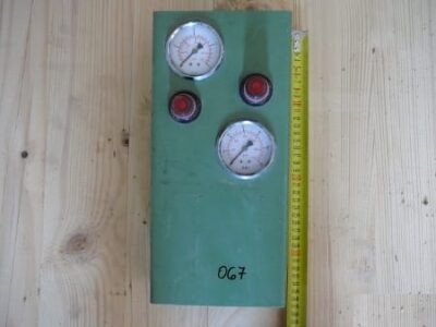 ZESTAW MANOMETRÓW Z OBUDOWĄ