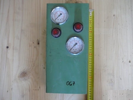 ZESTAW MANOMETRÓW Z OBUDOWĄ