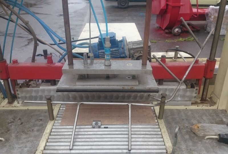 PAKOWARKA W FOLIĘ TERMOKURCZLIWĄ Z TUNELEM