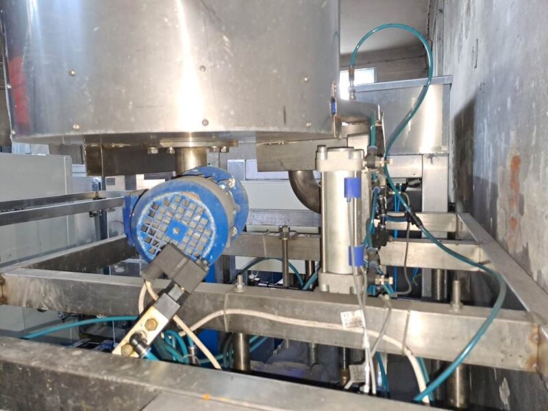 Zestaw urządzeń do butelek PET 5l - zakręcarka + płuczka