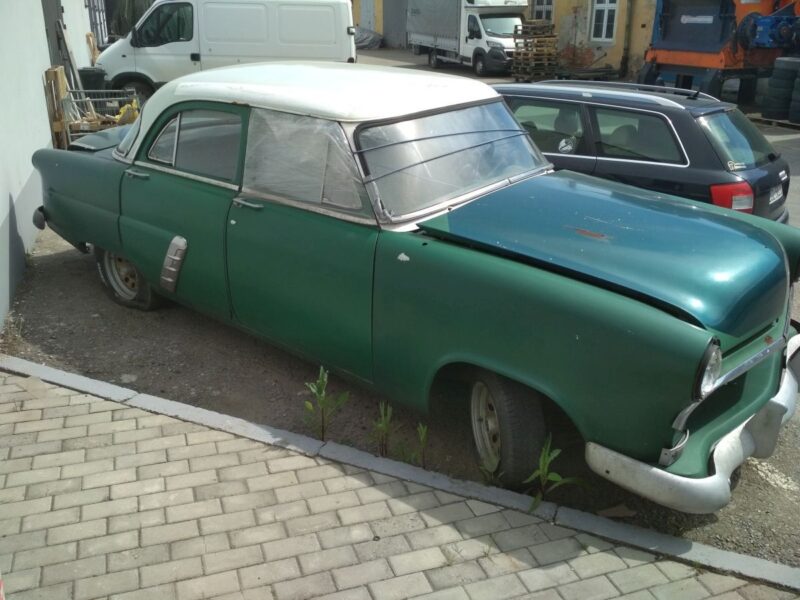 Ford Crestline 1952 – samochód zabytkowy