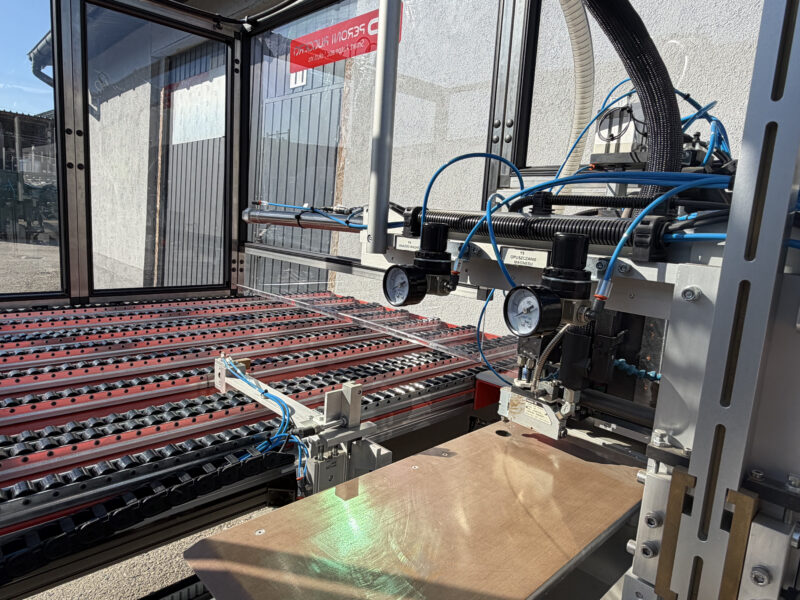 MAG 1 Peroni Ruggero - Półautomatyczna maszyna do aplikacji magnesów i płytek metalowych w opakowaniach premium