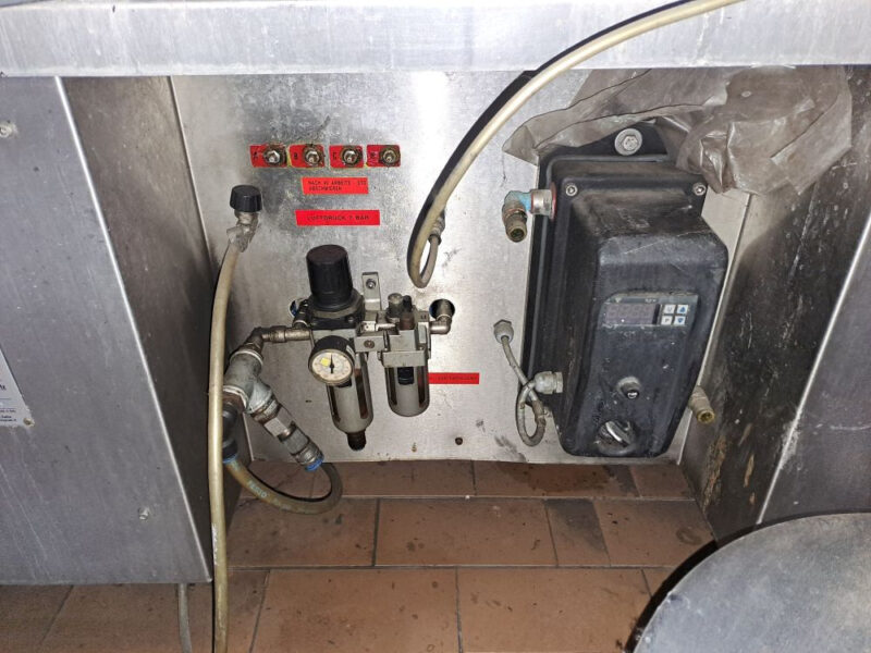 Etykieciarka rotacyjna KOSME Extra FIX 16T do butelek lub opakowań owalnych